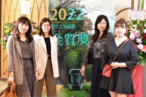 2022金質獎3人與4人合照_221111_52